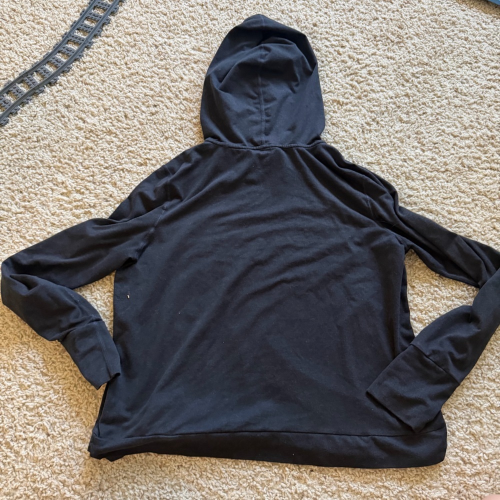 Vuori Women's Black and Grey Hoodie - Picture 5 of 5